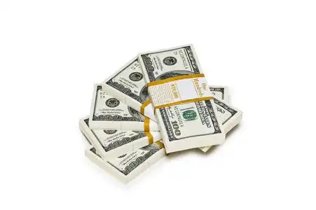 1万美元叠在白色上照片