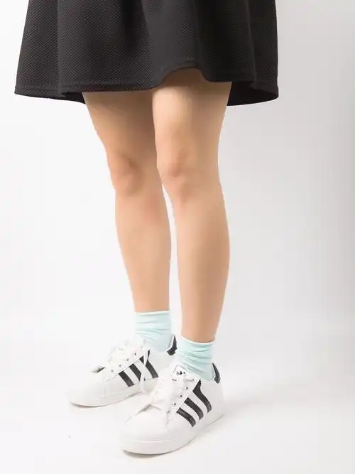 白色运动鞋  搭配小短裙  再配一双美美哒堆堆袜 适合喜欢街拍  喜欢