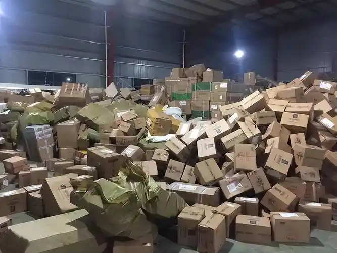 原创快递堆成山快递员辞职驿站面临倒闭就是同行恶意竞争所致