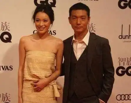 曾有传言说邢佳栋的妻子是知名模特包海青,但这一传言随着包海青在