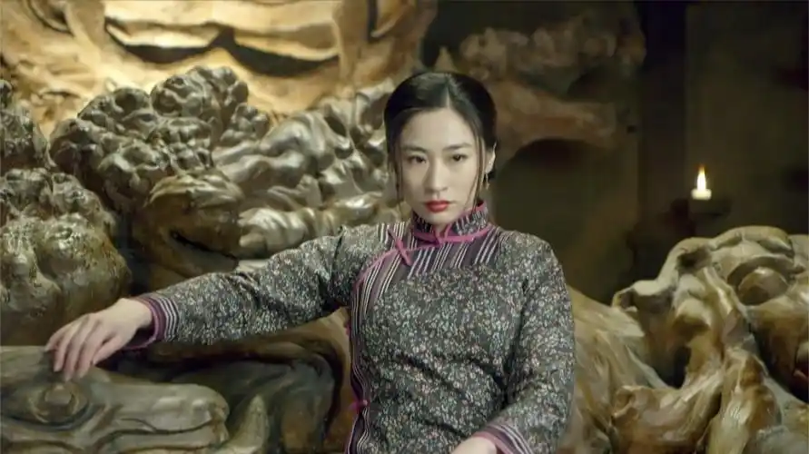 风影女特务胆子真大进门就坐大当家椅子上大当家的却很情愿