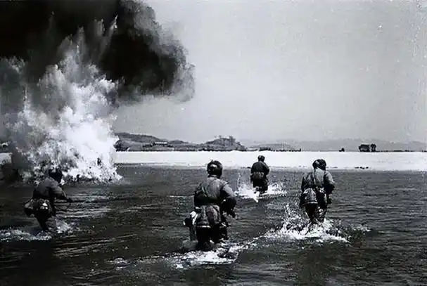 志愿军侦察班抓到一个南朝鲜营长,政委一看之下大惊:怎么是你?