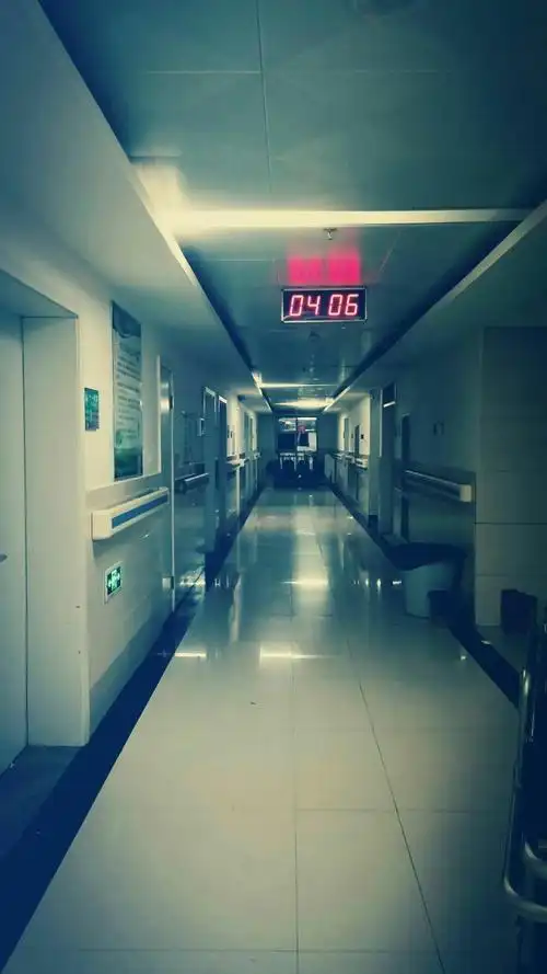 夜深人静的时候,巡视病房的护士身影仍然闪动,默默的那份关怀,是夹杂