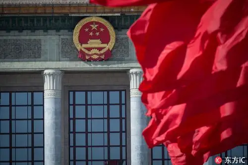 全国人大二次会议开幕五星红旗迎风飘扬