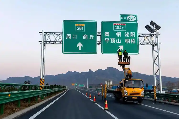 中国高速实现大换血,中英文指示牌已全部更换,车主:顺眼多了