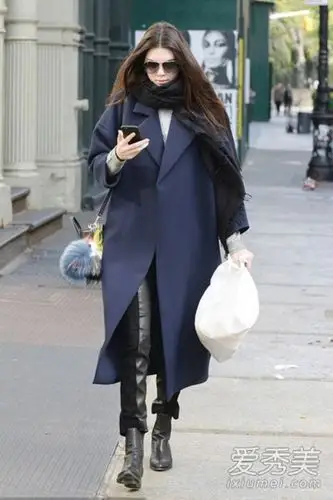 kendalljenner――藏蓝色廓形大衣搭配白毛