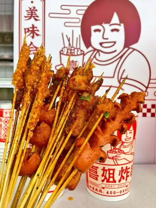 97终于安排啦很火的喜姐炸串,武汉本地人超爱的小吃,天天排长队!
