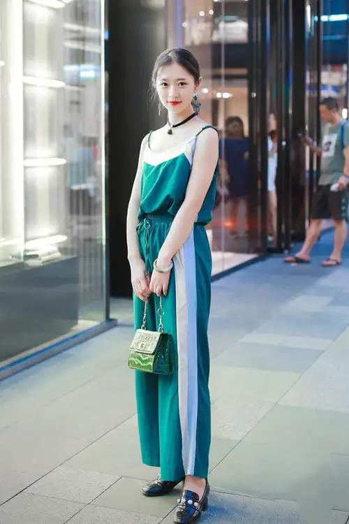 街拍:美女的夏日穿搭各异,这点却很一致:身形修长气质过人!