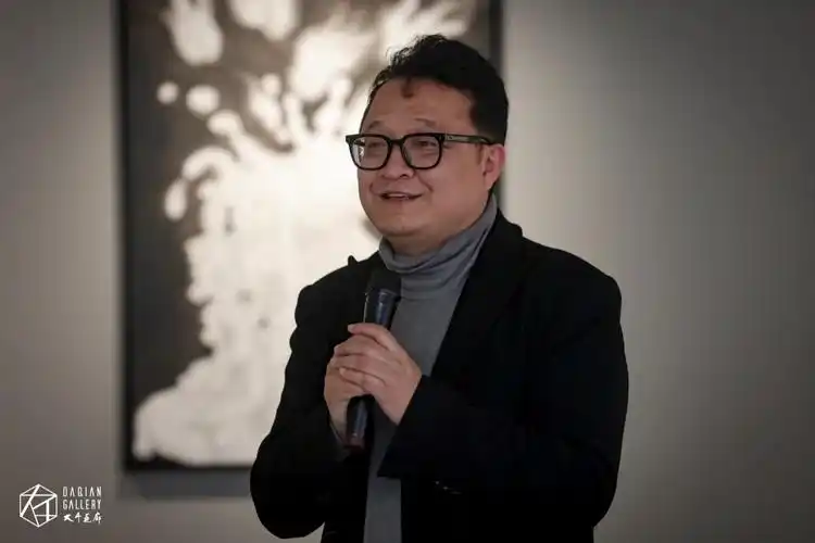 博士生导师陈琦,作为两位艺术家长辈一代的同道与同行者,在场对展览及