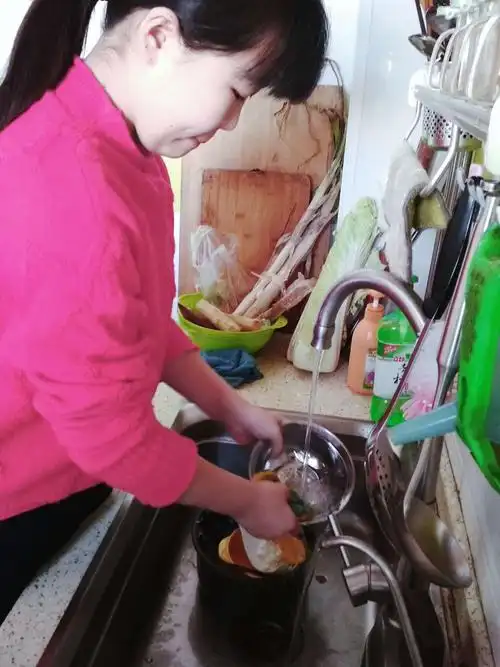 擦桌子   看似简单的洗碗,擦桌子竟也花费了我不少的时间,真的快累趴