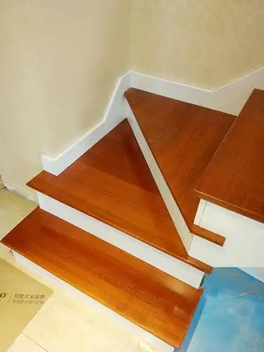 楼梯角踢脚线做法