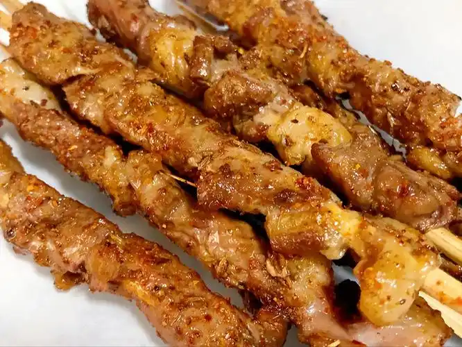 烧烤腌肉腌制方法(烤肉摊的秘制烤羊肉串,从腌肉到烧烤,配方详细,外焦