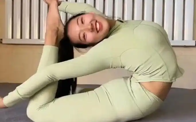 美女柔术,柔术软功#zlata柔术 #一字马 #柔术下腰 #超级劈叉 #柔术