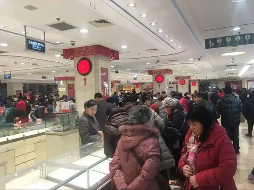 贵金属频道 贵金属滚动 > 正文2月2日上午菜百总店   红红火火,热热闹