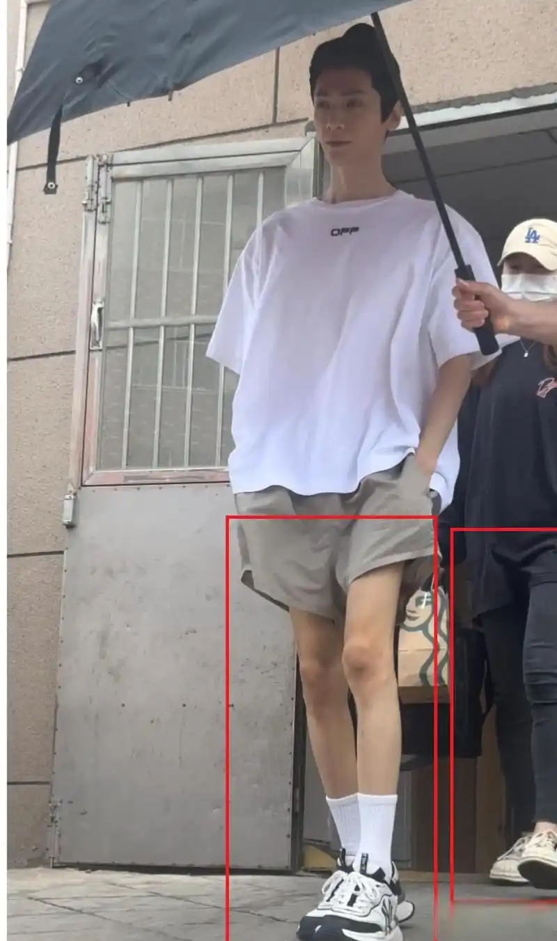 男星们过度减肥的现象引发了人们对于"男孩子太瘦好不好看"的思考.