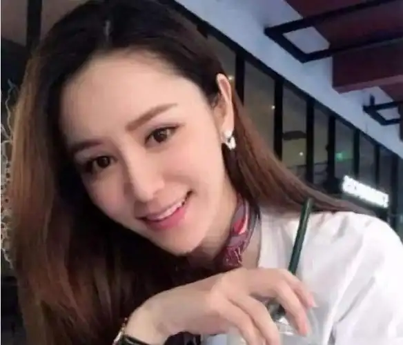 张馨月被吐槽学历低,靠老公过上富贵生活,没老公我也可以