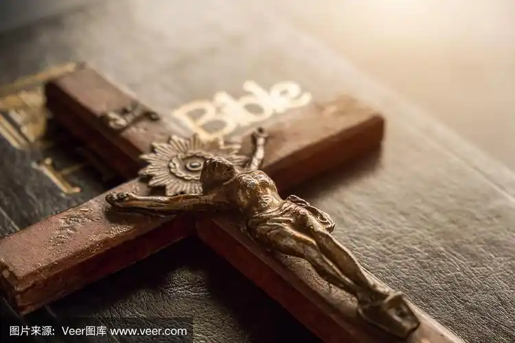 特写的木制基督教十字架上的圣经,复古的基调.上帝和善良的象征.