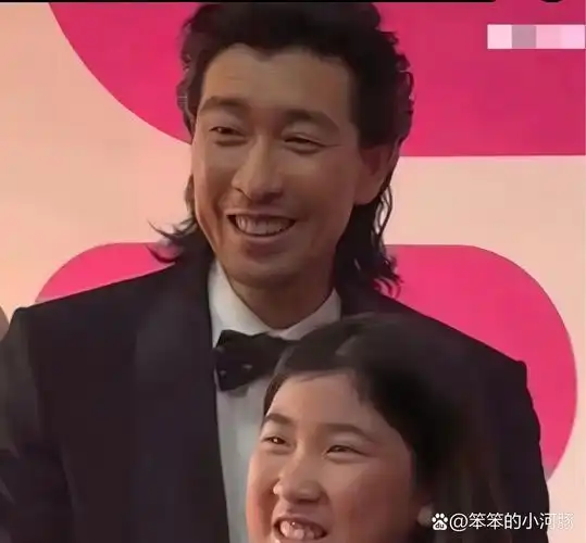 王千源一家同框出席,女儿简直就是他的复制版,一看就是亲生无疑,讨的