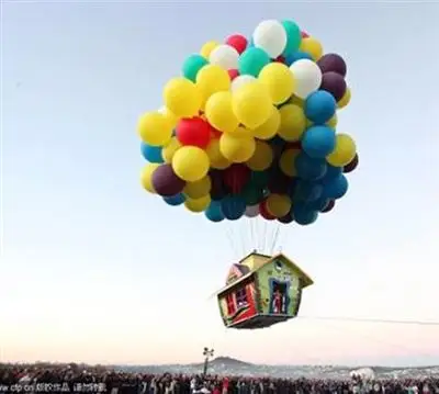 男子用百只气球飞越25千米