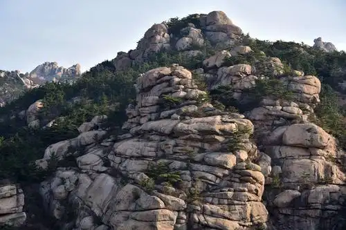 巨峰脚下层峦叠嶂的山石,极为壮丽.