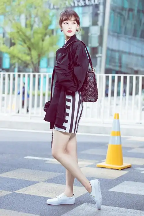 赵圆瑗街拍写真曝光 青春鬼马元气十足