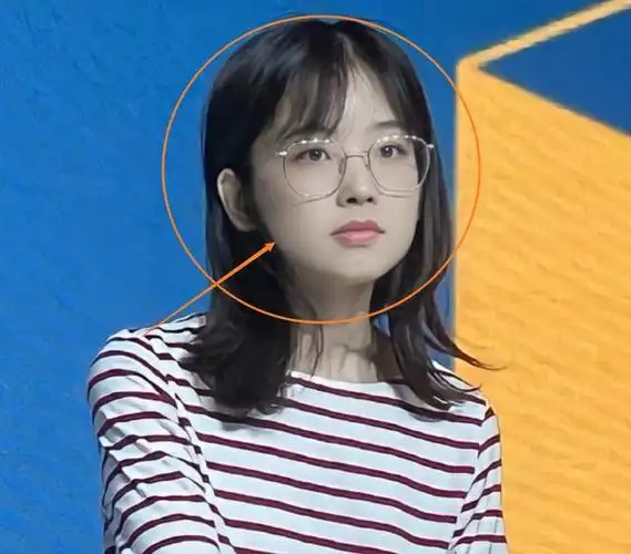 要知道王冰冰能在央视担任记者,在业务能力上自然是