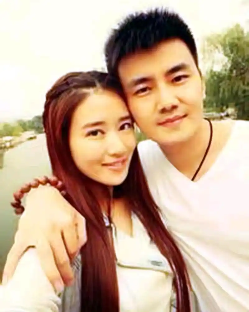 央视新闻主播严於信圈外妻子照片曝光,原来并不是传