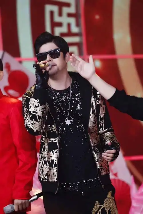 表现力曾多次受邀与周董本人同台演出——胡茂他是全国周杰伦模仿秀no