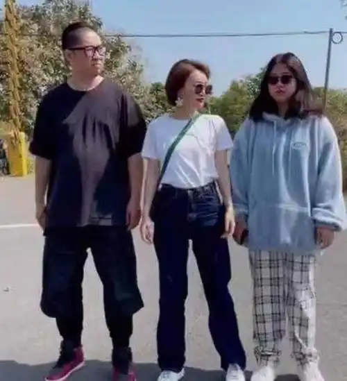 税洁的职业现在算是相对稳定了,而与此同时,邓宇澄的事业也有所提升