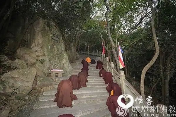 朝拜队伍经过香云路上的"万众共仰"石(图片来源:凤凰网佛教 摄影:普陀