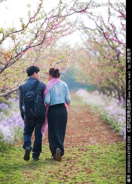 这里还有一对情侣,相依在水泥椅子上休息.