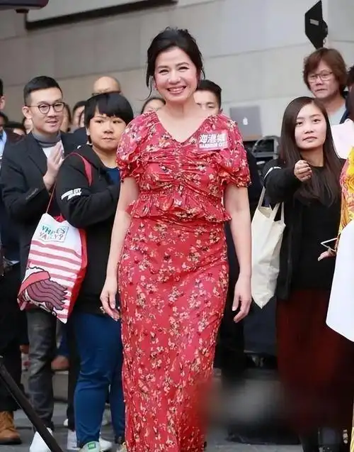 钟楚红怎么老成这样了?穿碎花裙皱纹明显,满身却是优雅气质