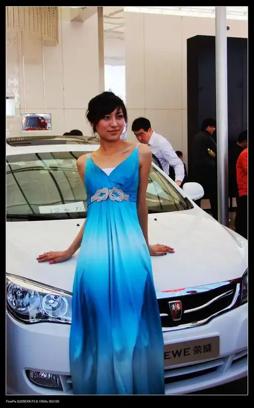 2010内蒙古包头车展 大量酷车美女 还有擎天柱哦!还有纹身美女哦!