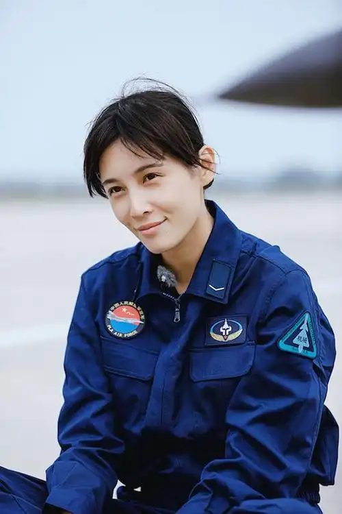 中国空军地勤同样值得尊敬地勤工作服蓝的耀眼