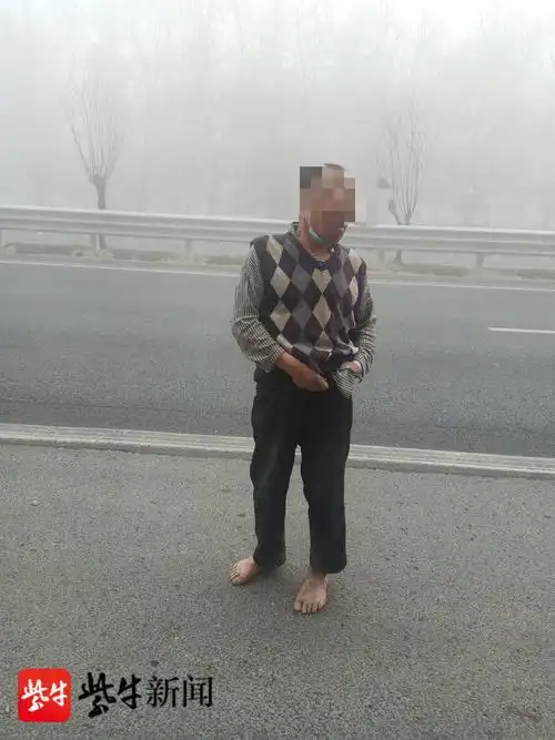 老人光着脚在机动车道上行走,被巡逻的民警发现