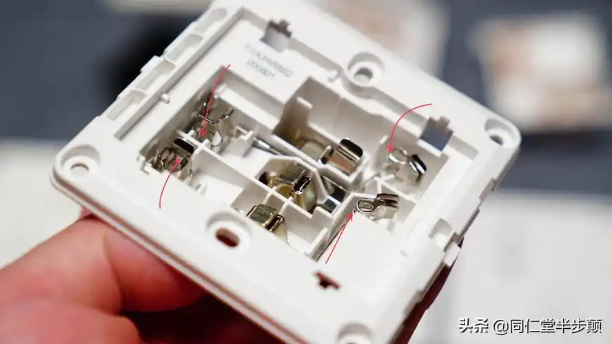 五孔插座图片(6款平价斜五孔插座实力拆解对比)