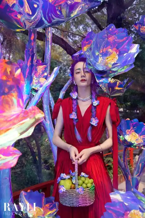 迪丽热巴拍氛围感大片雀斑妆配小辫梦幻十足