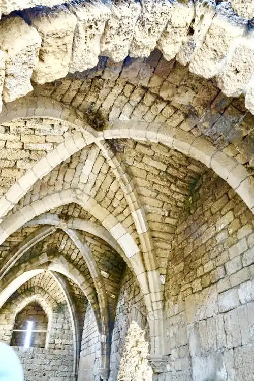 堡垒顶上拱交叉,稳固无比难以塌.