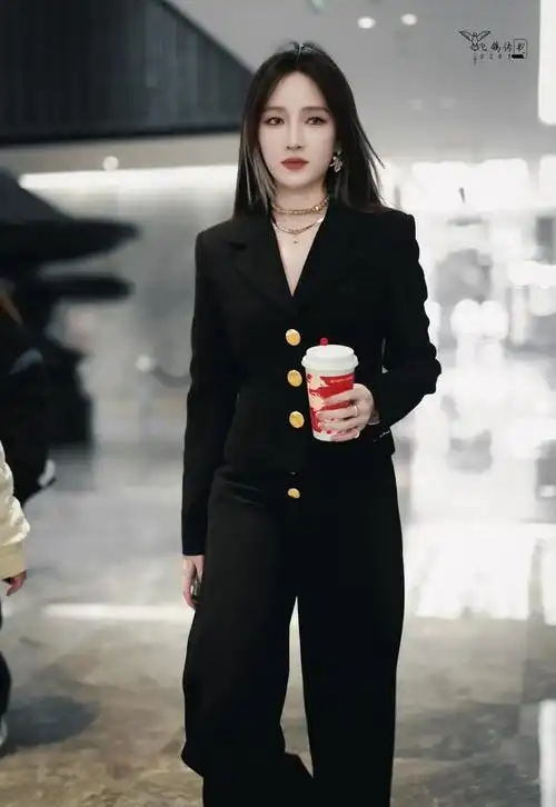 孟佳综艺一套衣服百变风格