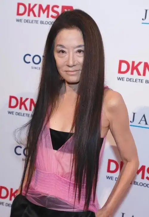 设计师的职业阅历铸就了今日的王薇薇,她的眼界以及