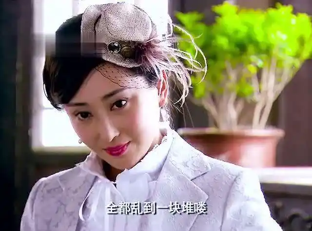 赵嫣然勾结日本人事情败露后,立马跪地求饶,转眼就露出丑陋嘴脸!