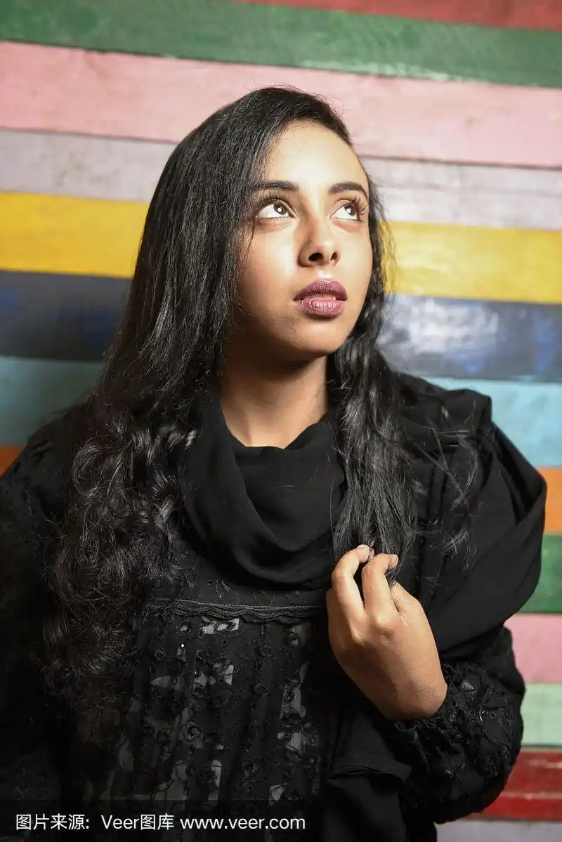 年轻美丽的中东女孩穿着阿拉伯传统长袍