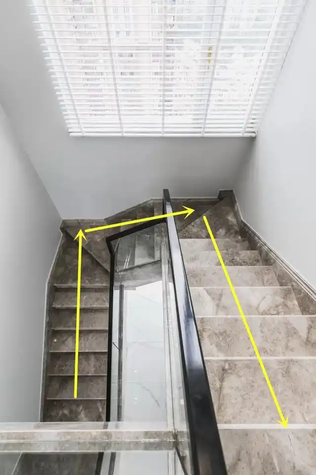 卫生间装楼梯转角,上下楼必经过,业主太难了!开发商:常规操作