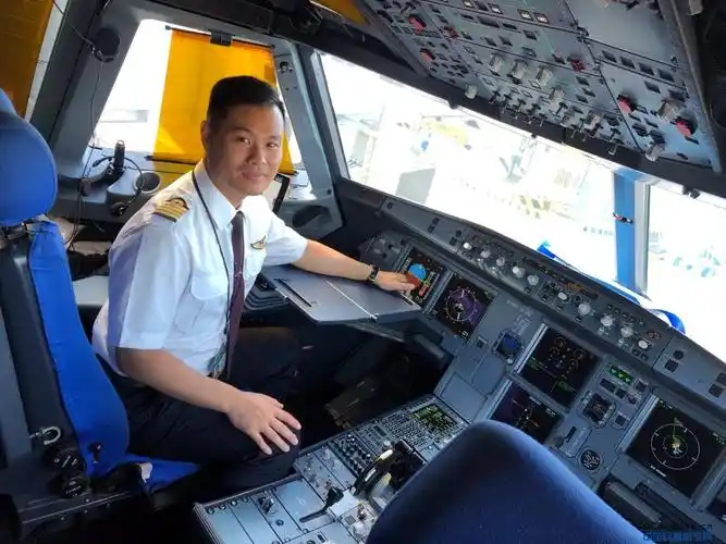 砥砺前行梦圆蓝天东航山东分公司青岛飞行部两名机长圆满完成单飞