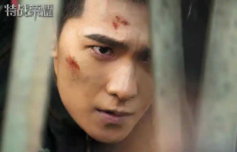 毕业于军艺的杨洋在荧屏上诠释硬汉军人"燕破岳",以一头板寸,一身军装