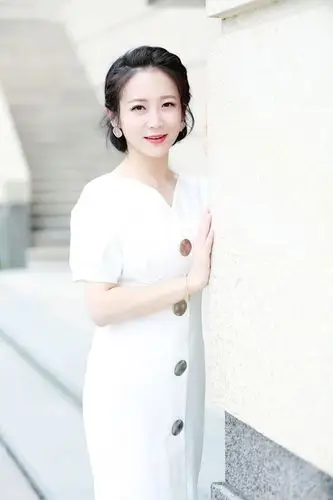 艾诚白裙街拍造型曝光自由随性尽显时尚气质