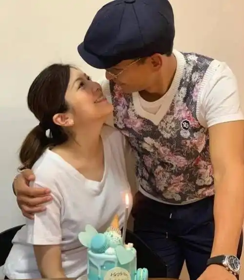 tvb视帝陈展鹏特意请假为孕妻庆生搂着单文柔深情对望_老婆_夫妻俩