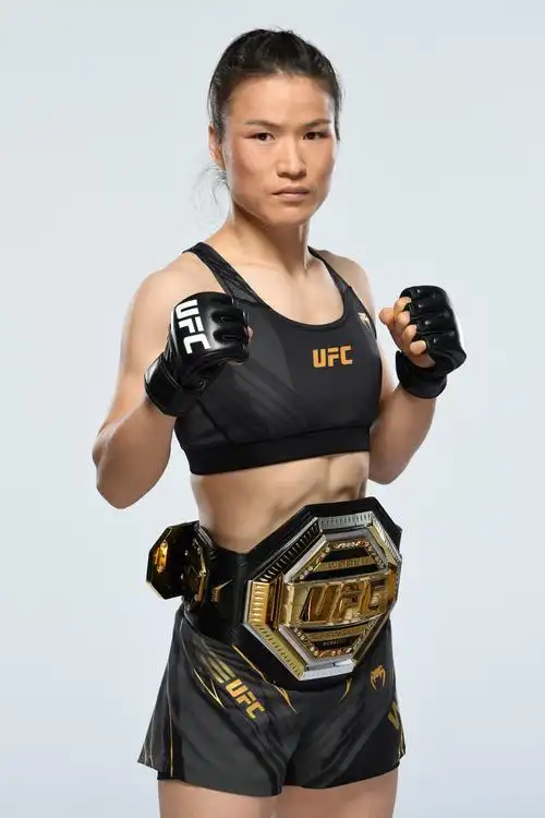 张伟丽个人简介结婚了吗(格斗女皇张伟丽:从打工妹到拳皇,赢过,输过