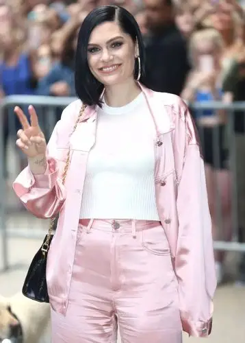 jessiej现身纽约宣传新专辑宣布首个全美巡演实力受认可