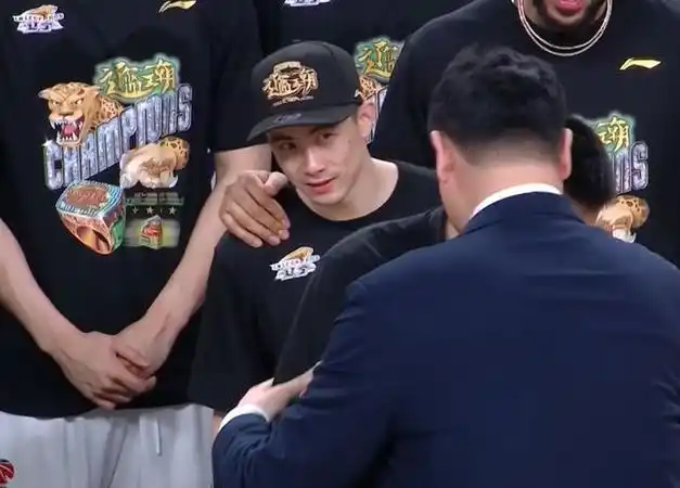 为辽篮颁奖这次没上热搜 赵继伟的表情亮了|杨鸣|杜锋|辽宁队|广东队